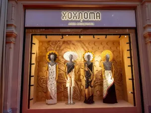 В ГУМе на Красной площади открылся салон «Хохлома x Алёна Ахмадуллина»